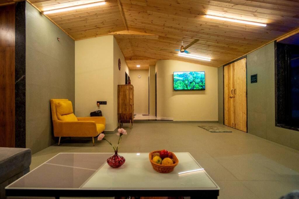 Spicy Mango Lakeside Abode - Luxurious Villa In Pawana 로나발라 외부 사진